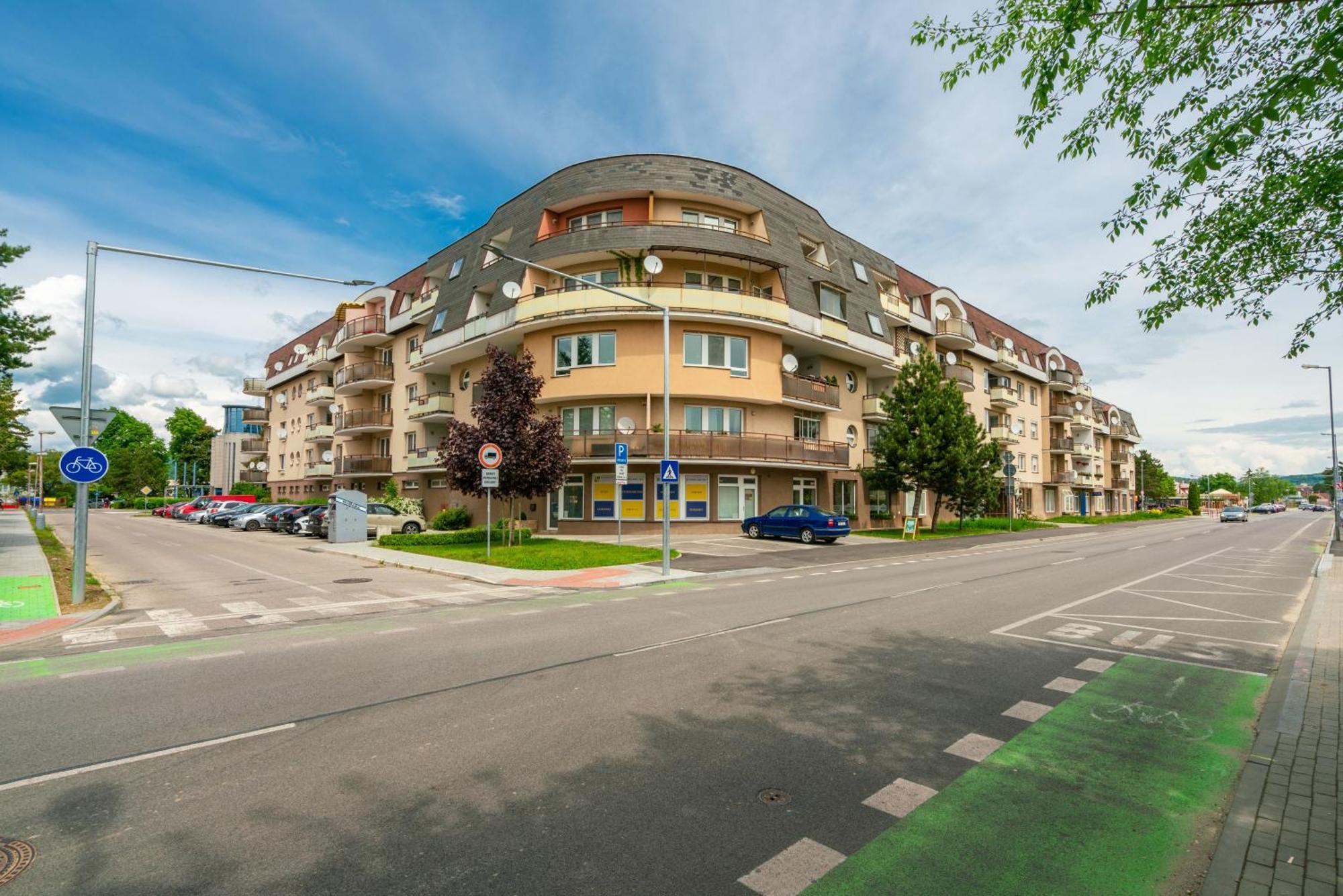 Apartmany Zlatovska Trenčín Eksteriør bilde